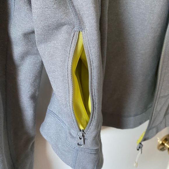 Lululemon define jacket light grey size 6, gently worn - Picture 5 of 5
